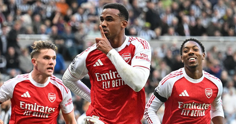Gabriel Magalhaes bị chỉ trích vì pha ngã, rồi trở thành người hùng Arsenal